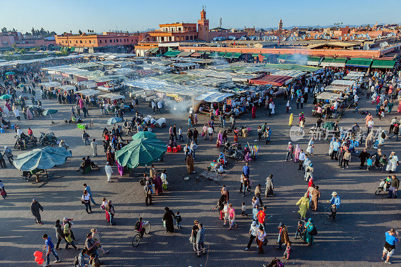 晚上Djemaa El Fna广场与库图比亚清真寺，马拉喀什，摩洛哥，北非